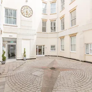 Apartment Houndsgate Court,
